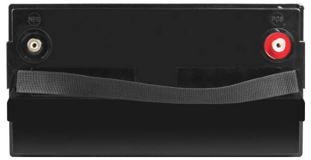 Schwarze Batterie mit positiven und negativen Polklemmen, gekennzeichnet mit rotem 