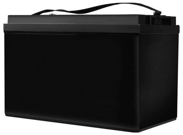 Schwarzes rechteckiges Batteriepack mit einem oberen Griff vor weißem Hintergrund.