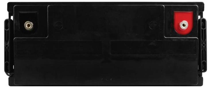 Schwarzes rechteckiges Gerätebatterie mit Metallklemme auf der linken Seite und rotem Pluspol auf der rechten Seite.
