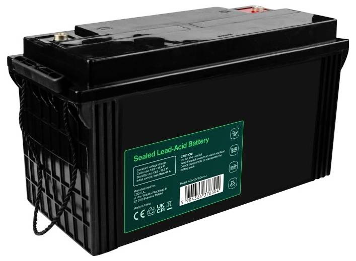Schwarze versiegelte Blei-Säure-Batterie mit grünem Etikett und Anschlussposten, isoliert auf weißem Hintergrund dargestellt.