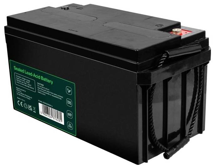 Schwarze versiegelte Bleisäurebatterie mit Seitenetikett und Oberseite-Anschlüssen auf weißem Hintergrund.