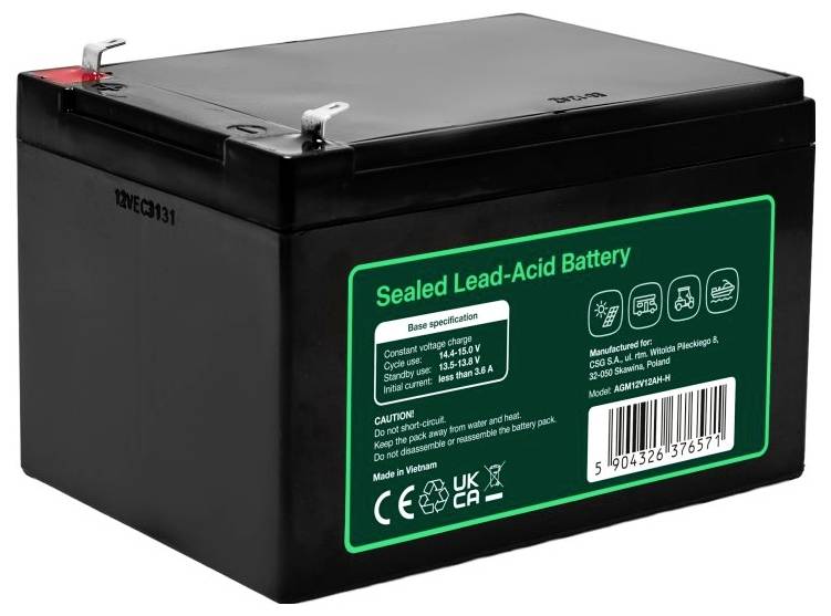 Schwarze versiegelte Blei-Säure-Batterie mit grün gekennzeichneten Spezifikationen und Barcode, in Dreiviertelsansicht auf weißem Hintergrund dargestellt.