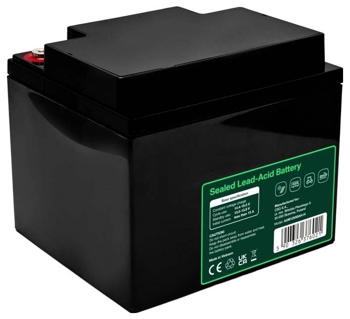 Schwarze verschlossene Blei-Säure-Batterie mit grünem Etikett und Barcode, isoliert auf weißem Hintergrund dargestellt.
