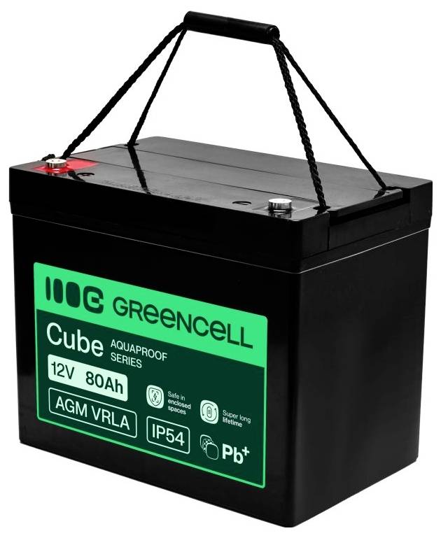 Schwarzer wiederaufladbarer Akku mit Tragegriff, gekennzeichnet mit Green Cell Cube Serie 12V 80Ah AGM VRLA, IP54 und Pb+.