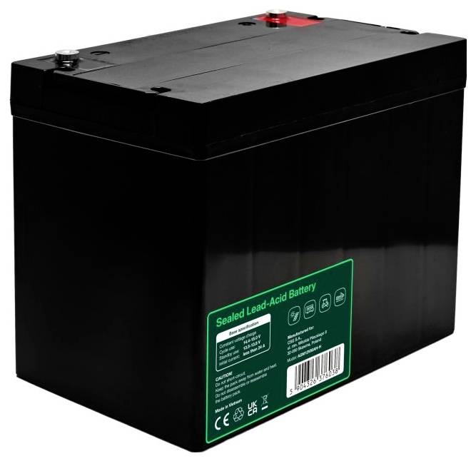 Schwarze versiegelte Blei-Säure-Batterie mit Anschlüssen oben und grünem Produktetikett auf der Seite, auf weißem Hintergrund dargestellt.