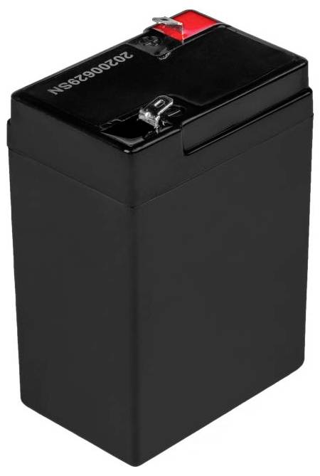Schwarze wiederaufladbare Batterie mit roten und silbernen Anschlüssen, isoliert auf weißem Hintergrund dargestellt.
