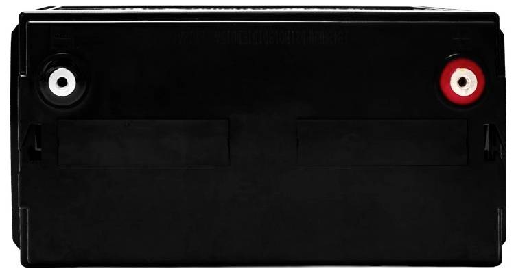 Schwarze rechteckige Batterie mit zwei Anschlussanschlüssen, schwarz auf der linken Seite und rot auf der rechten Seite, dargestellt auf weißem Hintergrund.