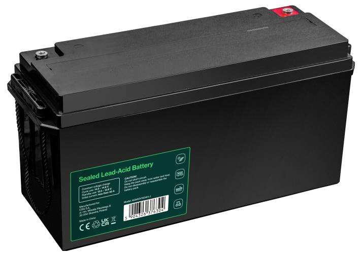 Schwarze versiegelte Bleiakkumulator-Batterie mit Anschlussposten und grünem Etikett, dargestellt auf weißem Hintergrund.