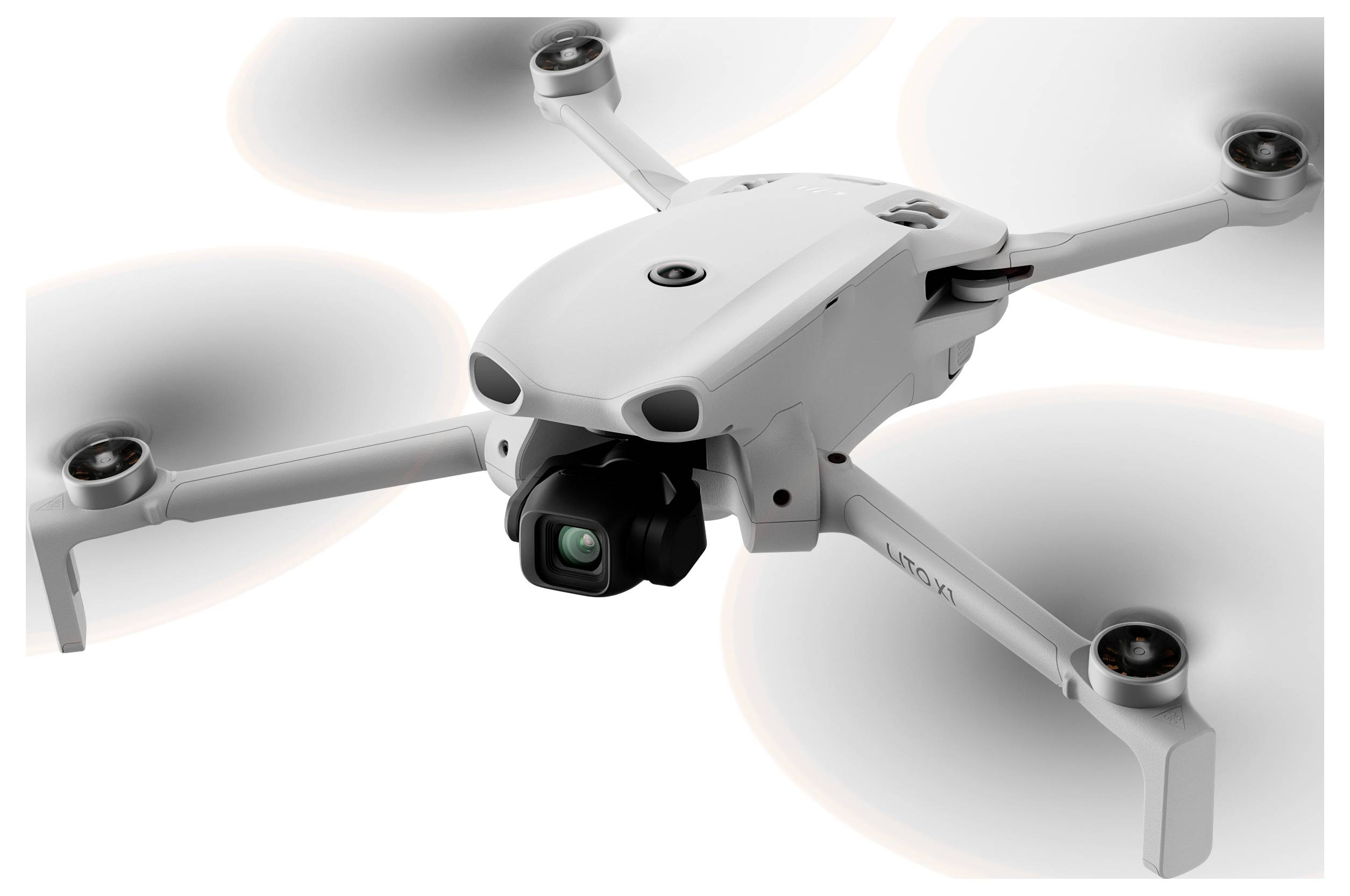 Eine weiße Quadcopter-Drohne mit Kamera-Gimbal und vier rotierenden Propellern, vor einem einfachen, hellen Hintergrund dargestellt.