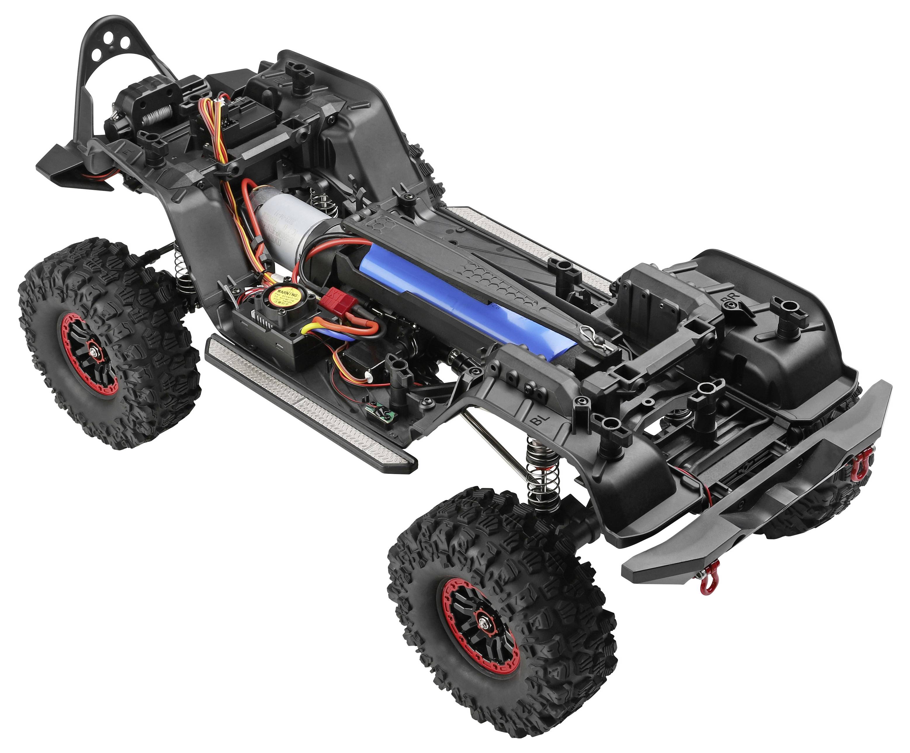 Teilweise zusammengestelltes Offroad-RC-Autochassis mit großen Stollenreifen, freigelegtem Motor, Akkupack und Aufhängung auf weißem Hintergrund.