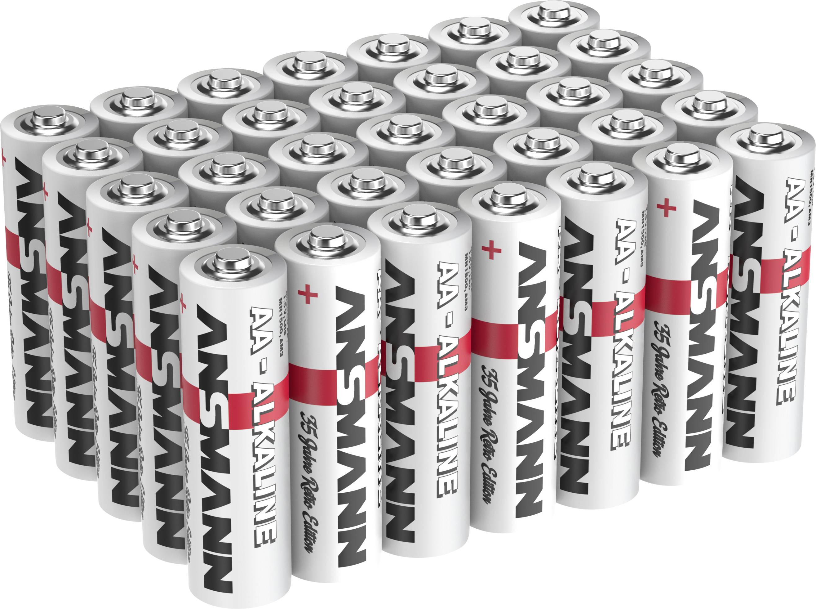 Ein Paket AA-Alkaline-Batterien, in einem gestapelten Raster angeordnet, mit schwarzen, weißen und roten Etiketten auf weißem Hintergrund.