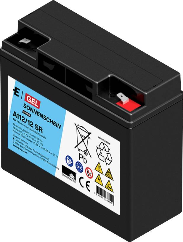 Schwarze aufladbare Batterie mit Anschlusspolen und blauem Etikett, isoliert auf weißem Hintergrund dargestellt.