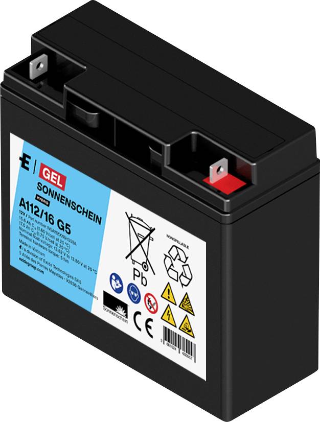 Schwarze versiegelte Blei-Säure-Batterie mit blauen und weißen Etiketten, gezeigt in Dreiviertelsicht auf weißem Hintergrund.