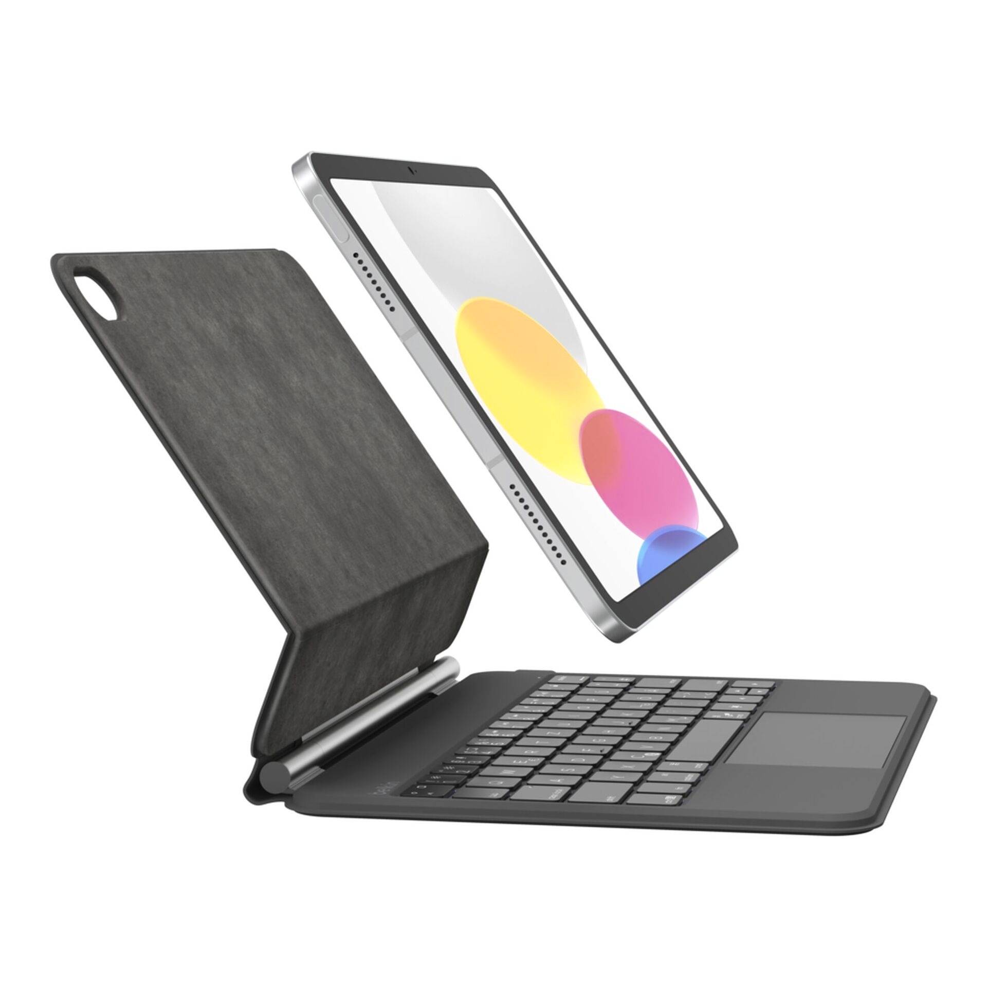 Tablet, das über einem schwarzen Tastaturkoffer mit klappbarem Cover schwebt, dargestellt in offener Ständerposition auf weißem Hintergrund.