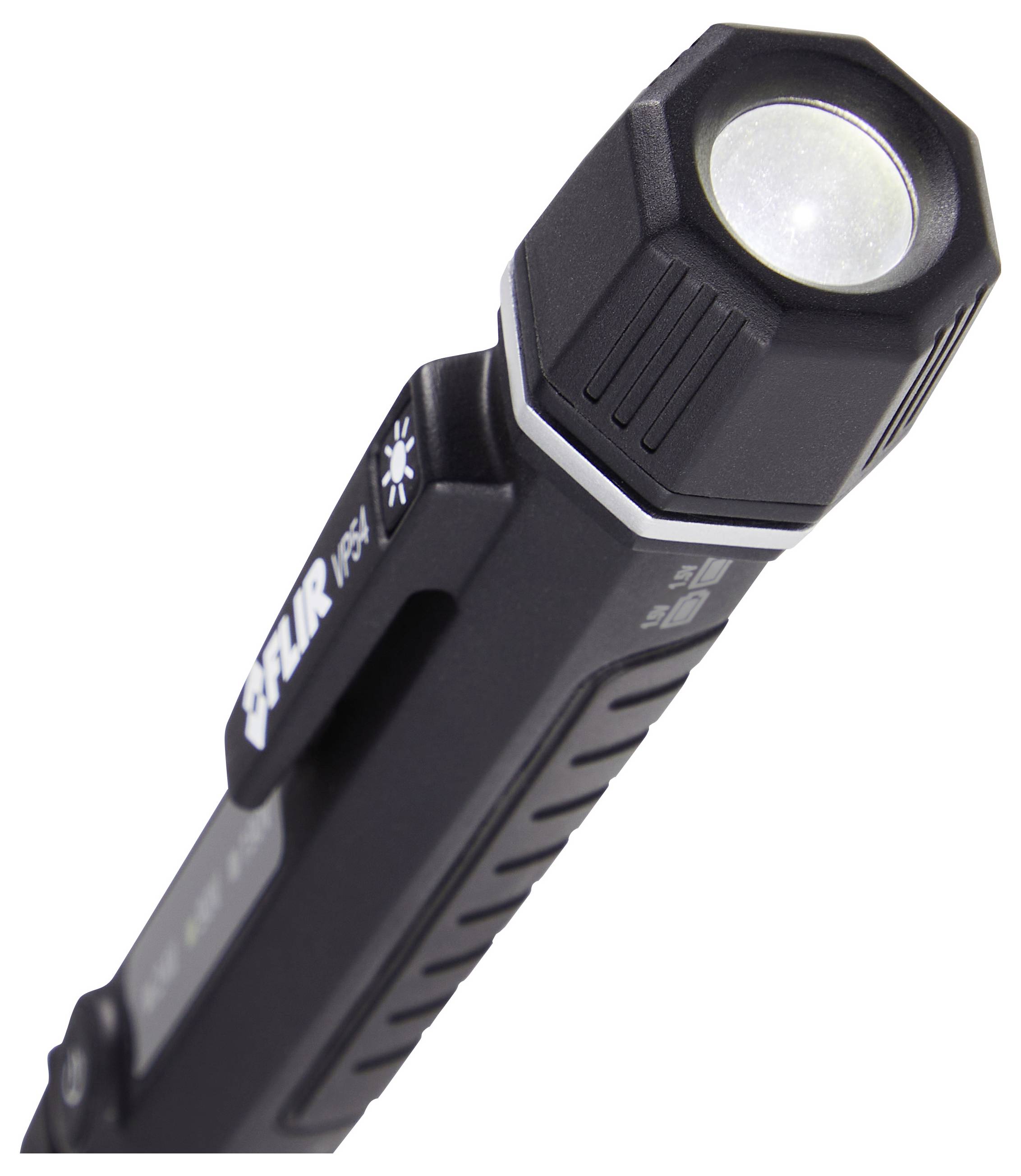 Schwarze tragbare Taschenlampe in einem Winkel auf weißem Hintergrund, zeigt die vordere Linse und den Seitenschalter.