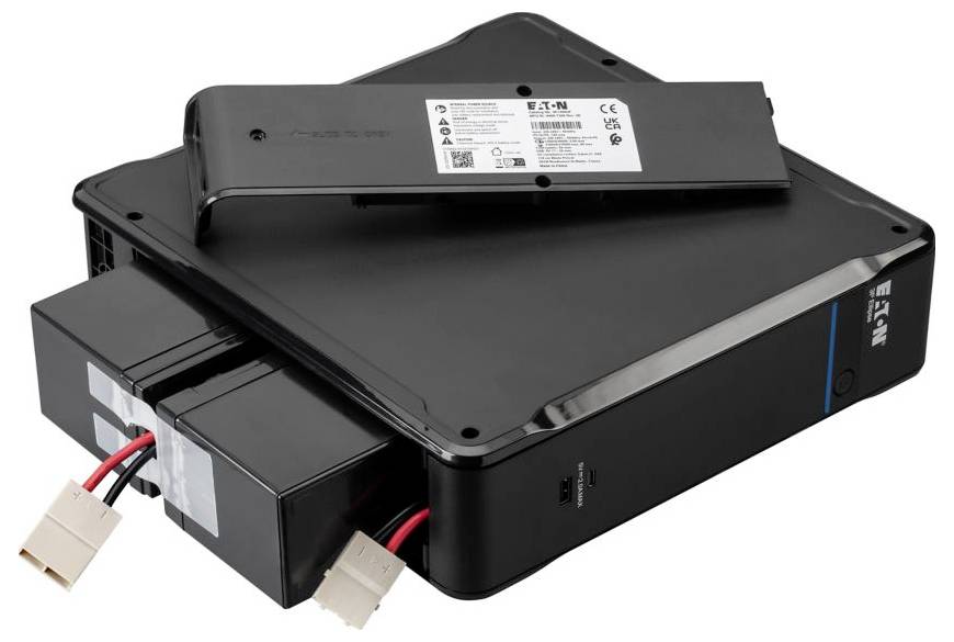 Schwarzes EATON Akku-Paket für unterbrechungsfreie Stromversorgung mit angebrachten Stromverbindern und oberer Beschriftung auf weißem Hintergrund.