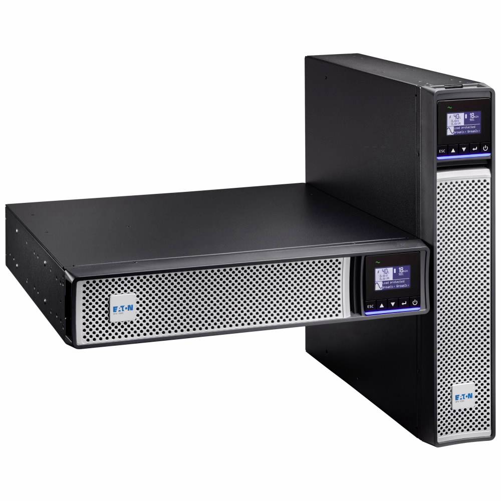 Zwei schwarze, in Racks montierte unterbrechungsfreie Stromversorgungsgeräte von Eaton in einer L-Form auf weißem Hintergrund angeordnet.