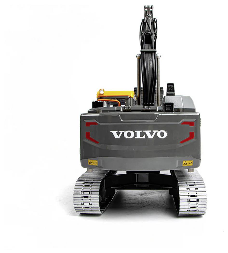 Rückansicht eines grauen Volvo-Baggers mit Ketten und angehobenem Hydraulikarm, isoliert auf weißem Hintergrund.