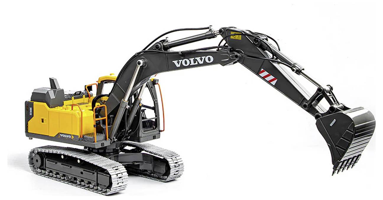 Gelber Volvo Raupenbagger mit langem schwarzem Ausleger und Schaufel, freigestellt auf weißem Hintergrund.