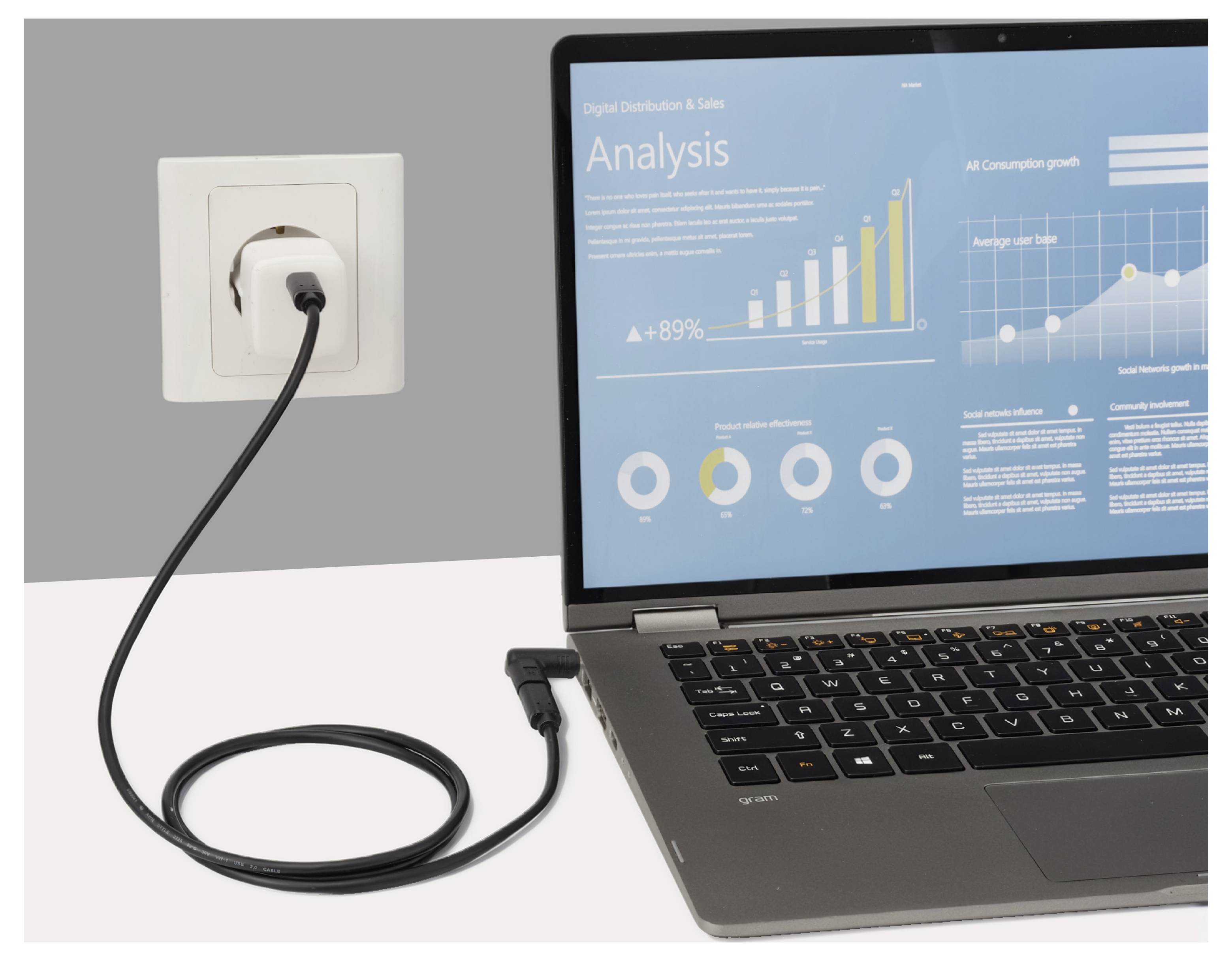 Laptop, das per Kabel an eine Wandsteckdose angeschlossen ist, mit einem Bildschirm, der ein 