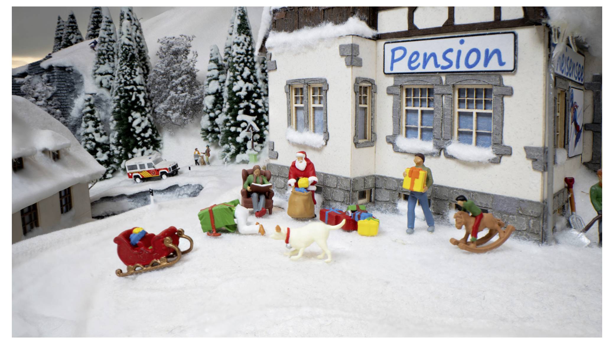 Miniaturszene eines Winterdorfes vor einem 