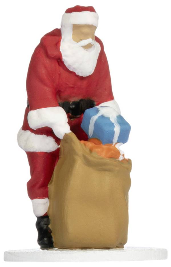 Weihnachtsmannfigur in rotem Anzug, der sich über einen mit Geschenken gefüllten Sack auf weißer Basis beugt