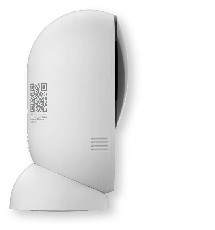 Weißes wandmontiertes Gerät mit gebogener Abdeckung, QR-Code-Etikett, Seitenlüftung und Standfuß, in Profilansicht auf neutralem Hintergrund dargestellt.