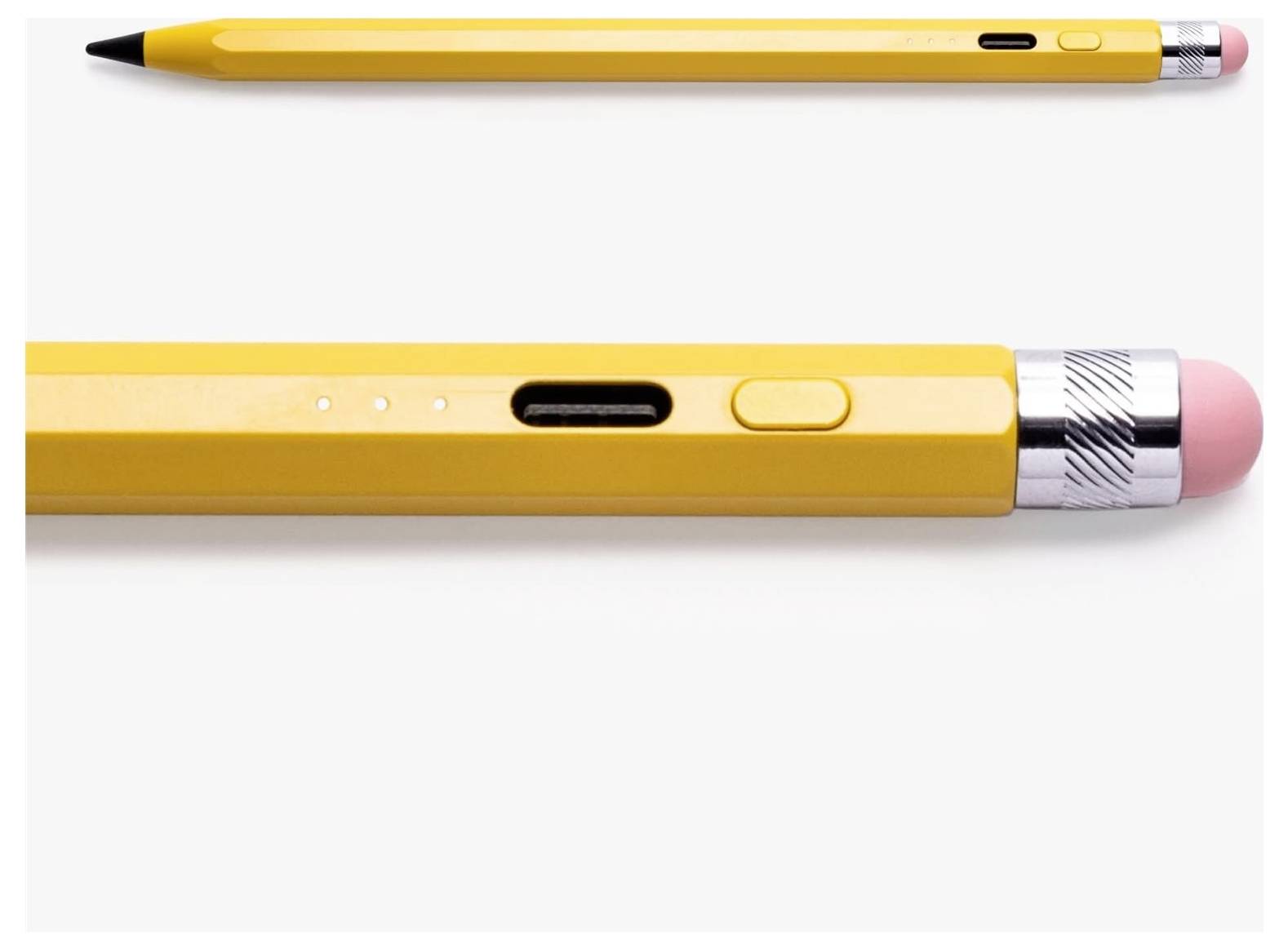 Zwei gelbe Bleistifte auf weißem Hintergrund, ein Standard-Bleistift und ein Bleistift mit Radiergummi-Spitze, in Nahaufnahme gezeigt.