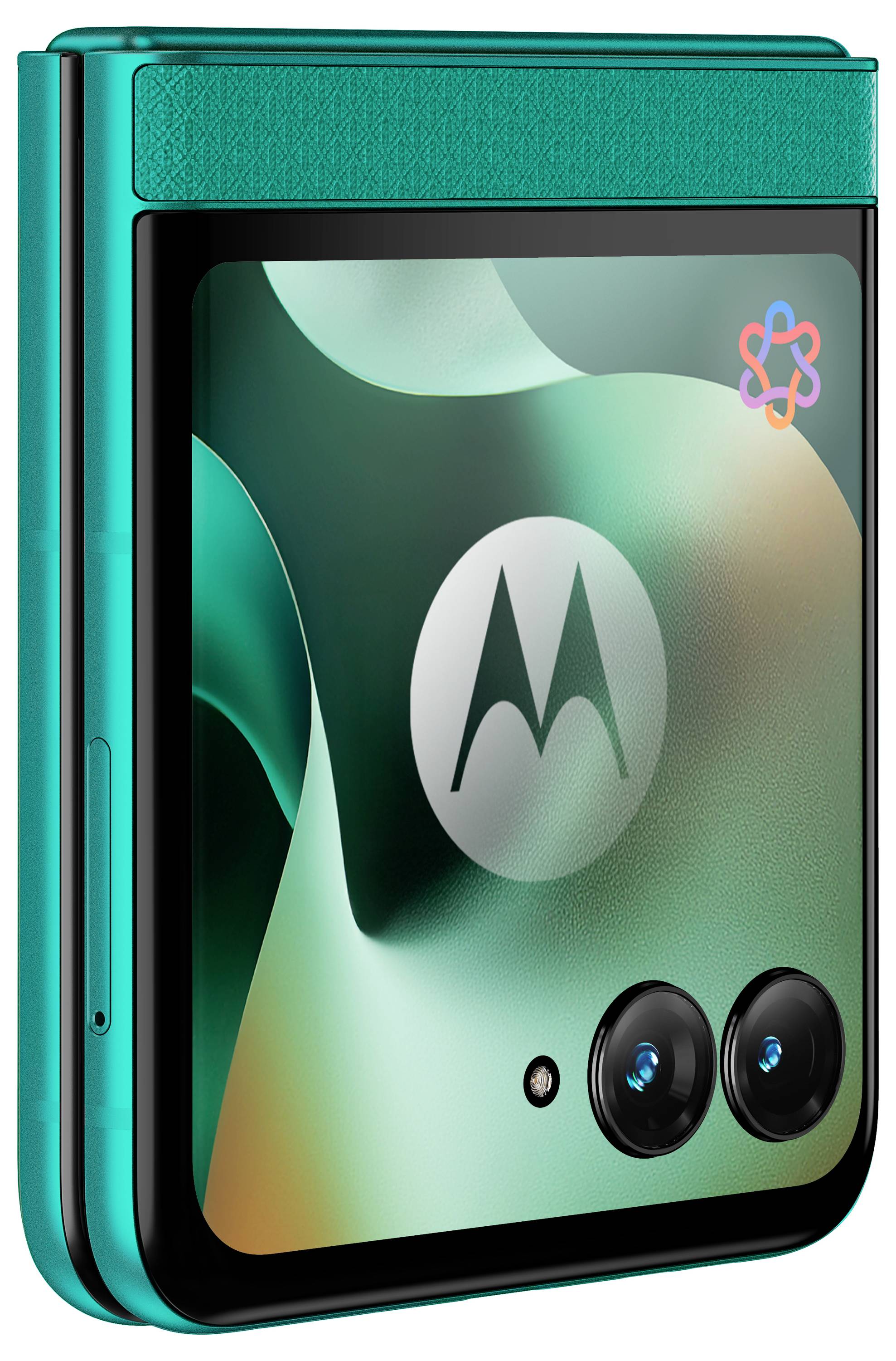 Geschlossenes tealblaues faltbares Motorola-Smartphone, das teilweise geöffnet gezeigt wird, mit Dual-Rückkameras und Motorola-Logo auf der bildschirmähnlichen Rückseite.