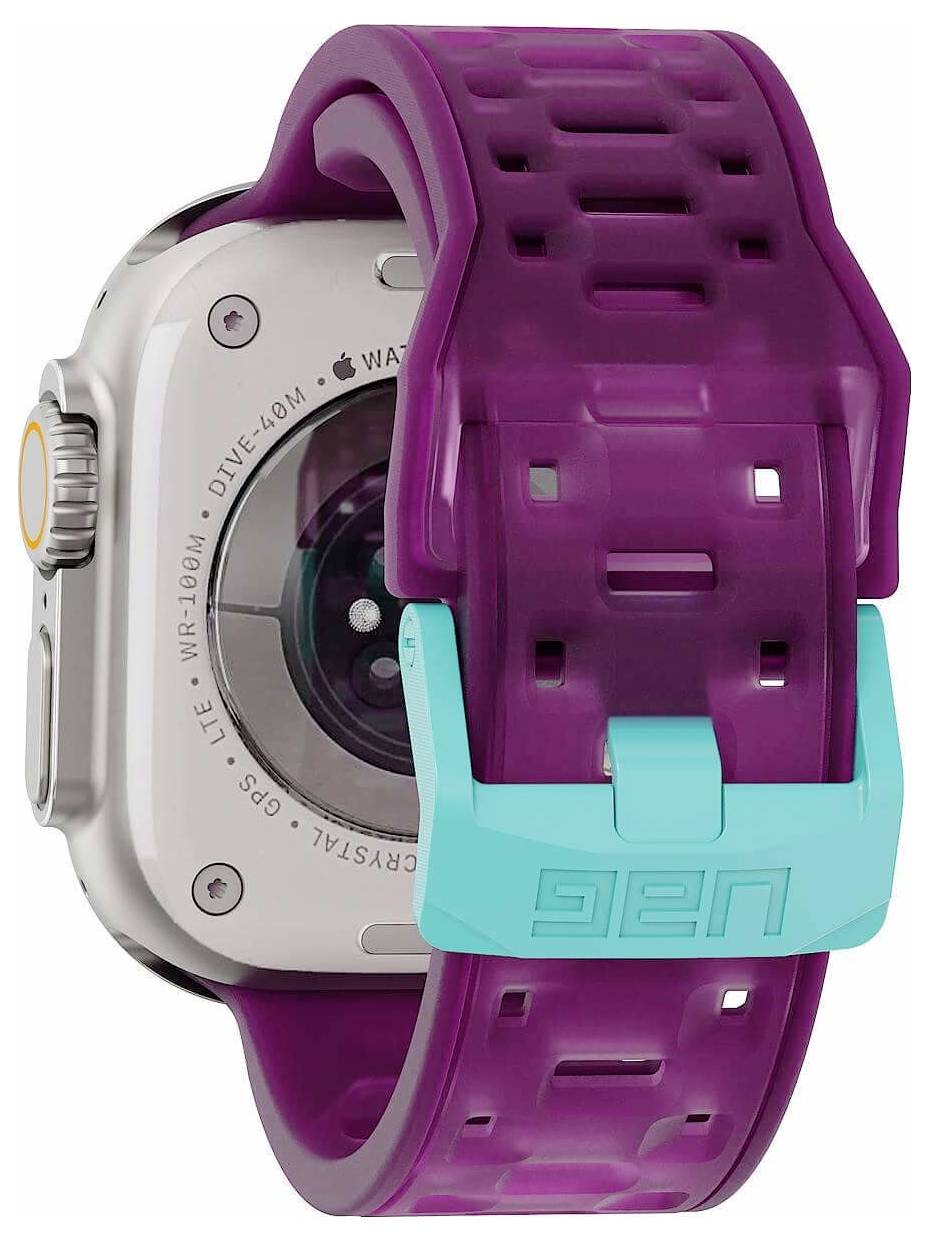 Apple Watch mit einem violetten durchscheinenden Armband und türkisfarbener Schließe, in Nahaufnahme auf weißem Hintergrund gezeigt.
