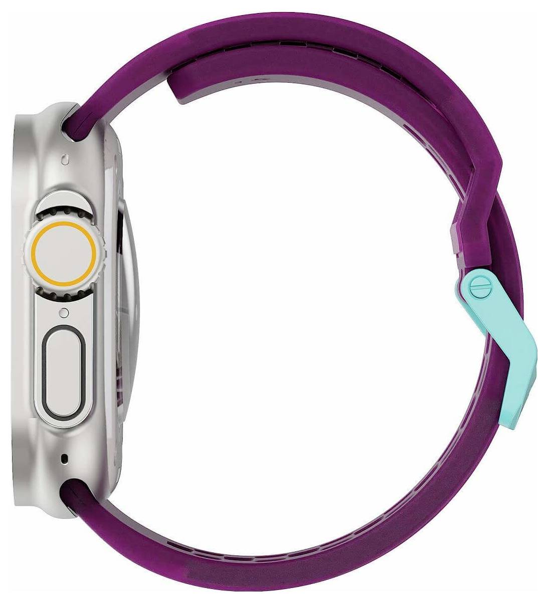 Seitenansicht einer Smartwatch mit violettem Armband, silbernem Gehäuse, rundem digitaler Krone und türkisfarbener Schließe auf weißem Hintergrund.