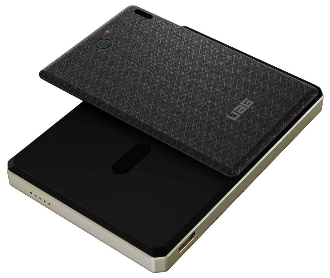 Schwarze tragbare Powerbank mit strukturierter Abdeckung leicht geöffnet, zeigt das Ladedock und den USB-Anschluss auf einer beigen Basis.