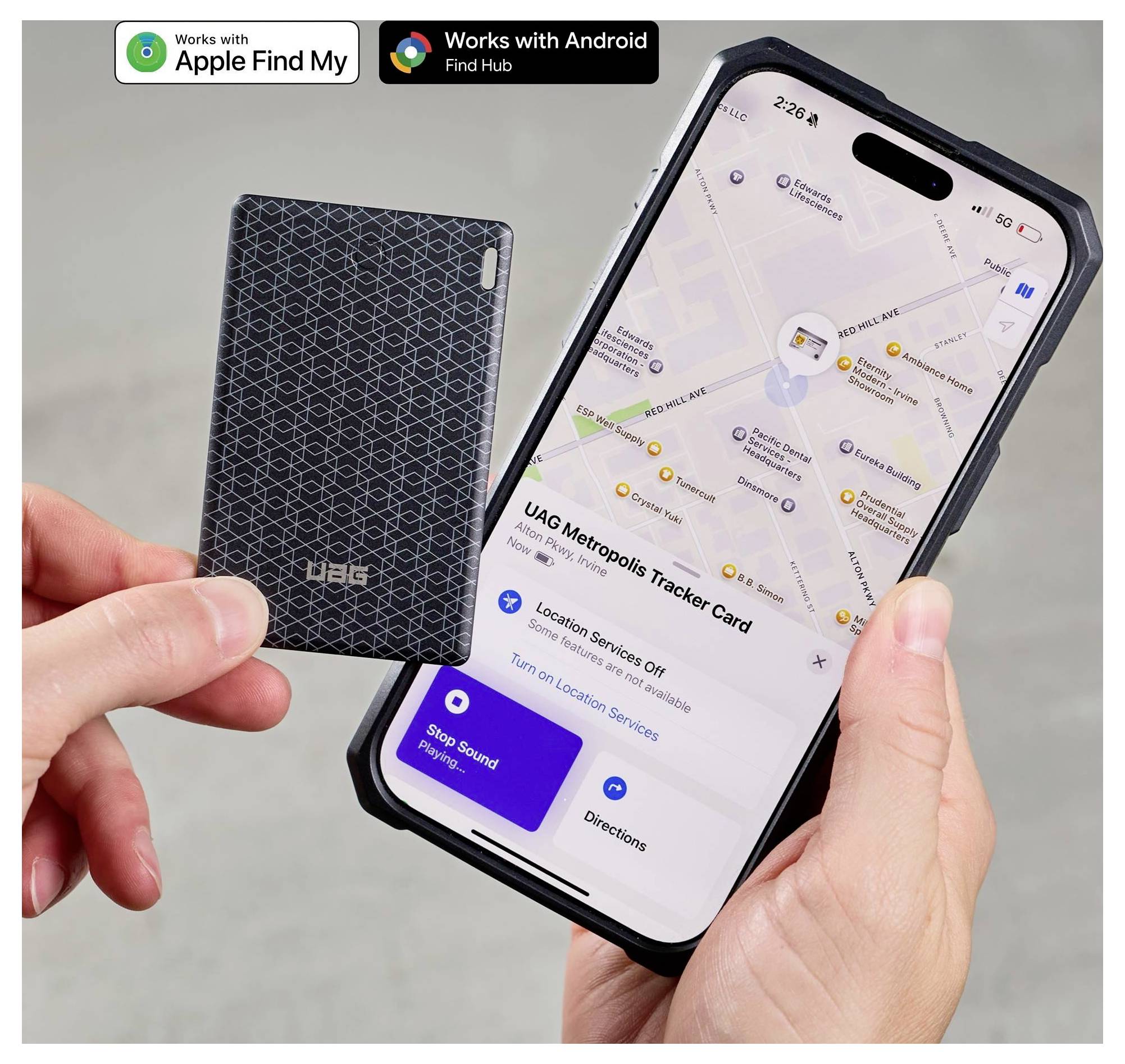 Hände halten eine UAG Tracker Card und ein iPhone, das eine Find My-Karte anzeigt, mit Abzeichen für Apple Find My und Android Find Hub Kompatibilität.