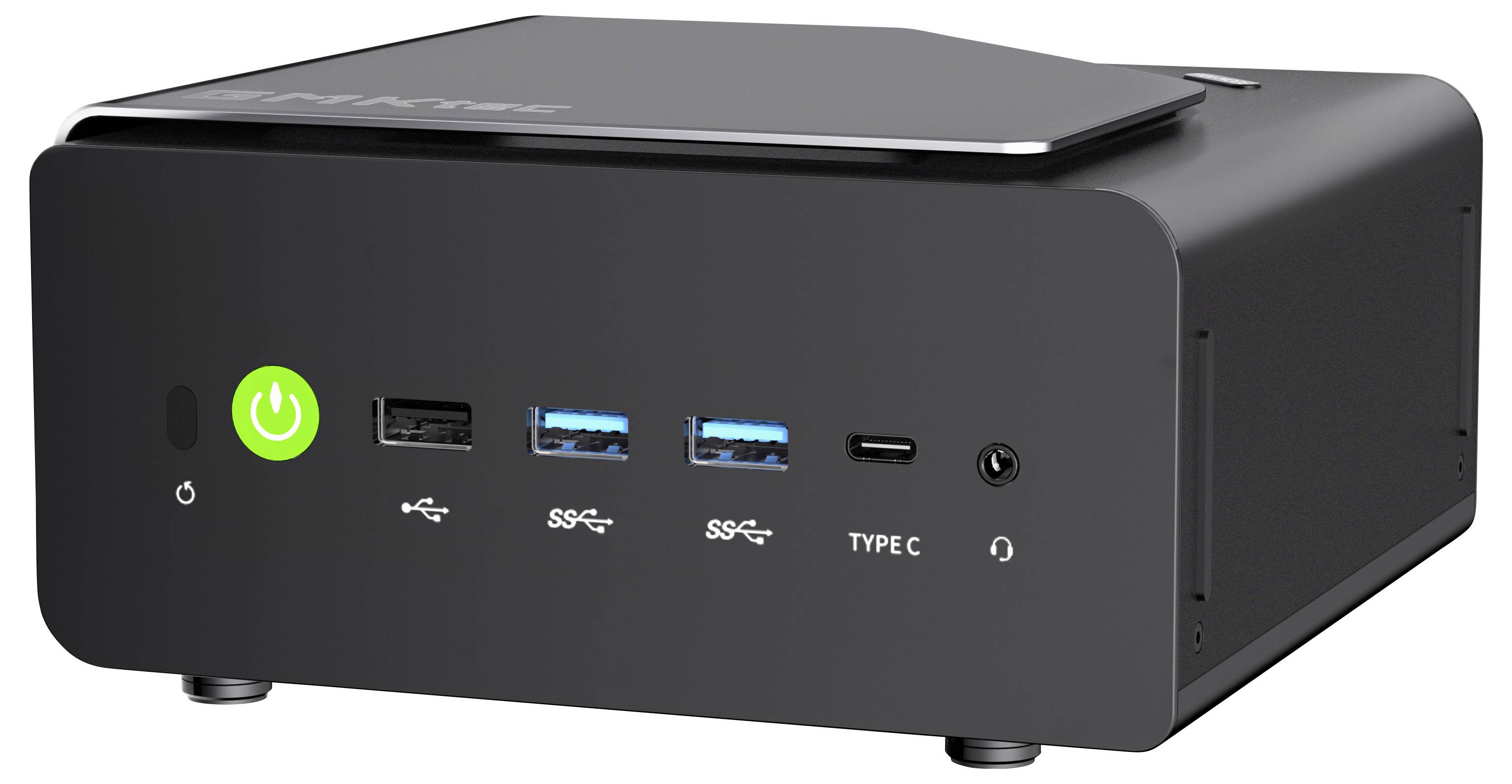 Schwarzer Mini-Desktop-PC mit Netzschalter an der Vorderseite, zwei USB-A-Anschlüssen, einem USB-C-Anschluss und einer Audiobuchse auf der Frontplatte.