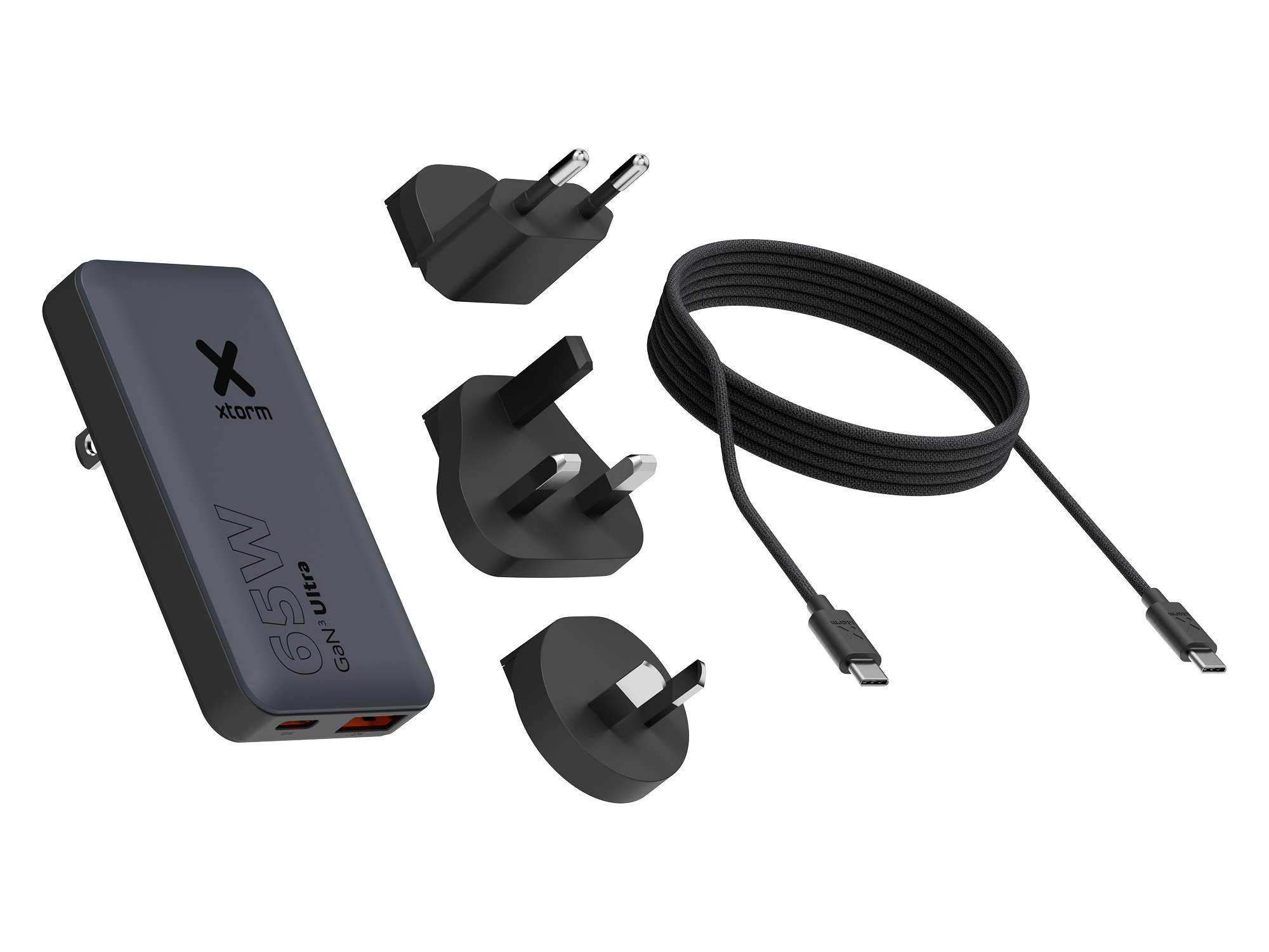 Tragbares Powerbank mit USB-C-Kabel und austauschbaren internationalen Steckeradaptern auf weißem Hintergrund.