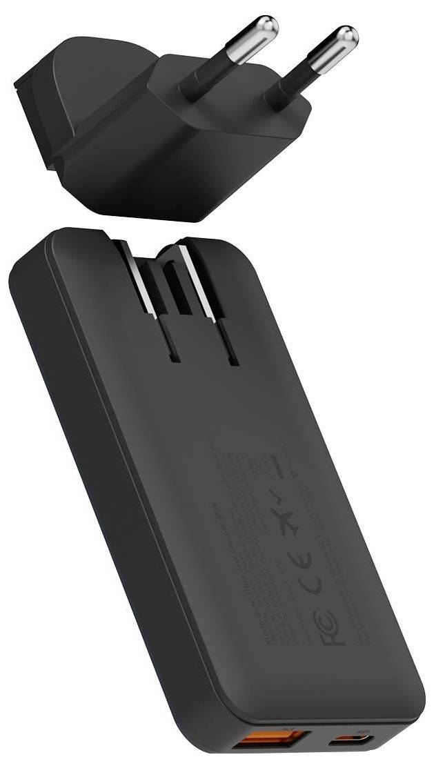 Schwarzes Steckerladegerät mit zwei runden EU-Stiften, dargestellt über einer schlanken schwarzen Powerbank mit USB-C und orangefarbenem Anschluss
