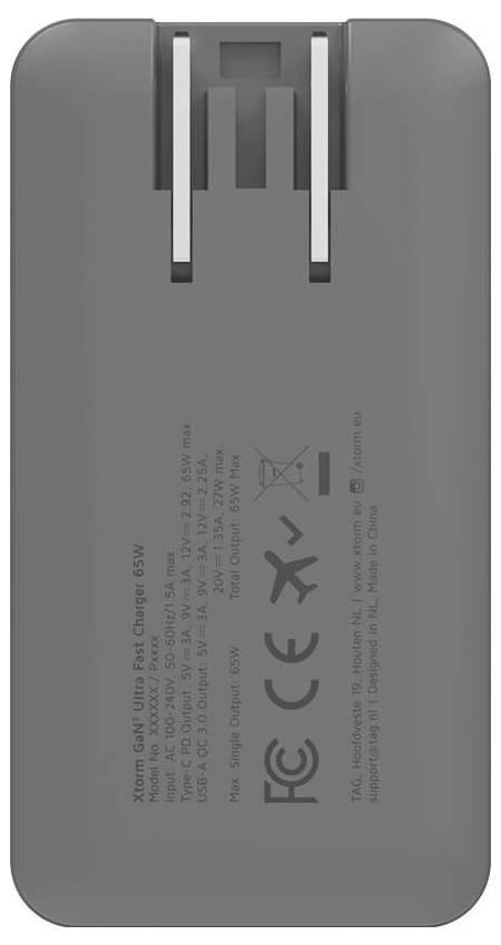 Grauer 65-W-Schnelllade-Adapter von Xiaomi mit zweipoliger Steckverbindung und aufgedruckten Sicherheits-/Spezifikationsetiketten