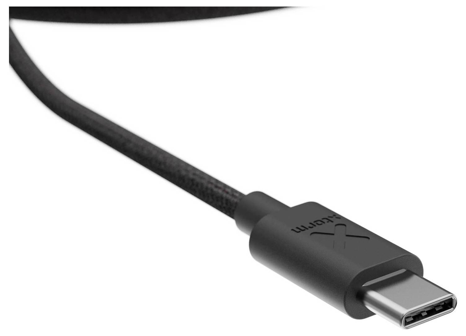 Nahaufnahme eines schwarzen USB-C-Kabelsteckers auf weißem Hintergrund.