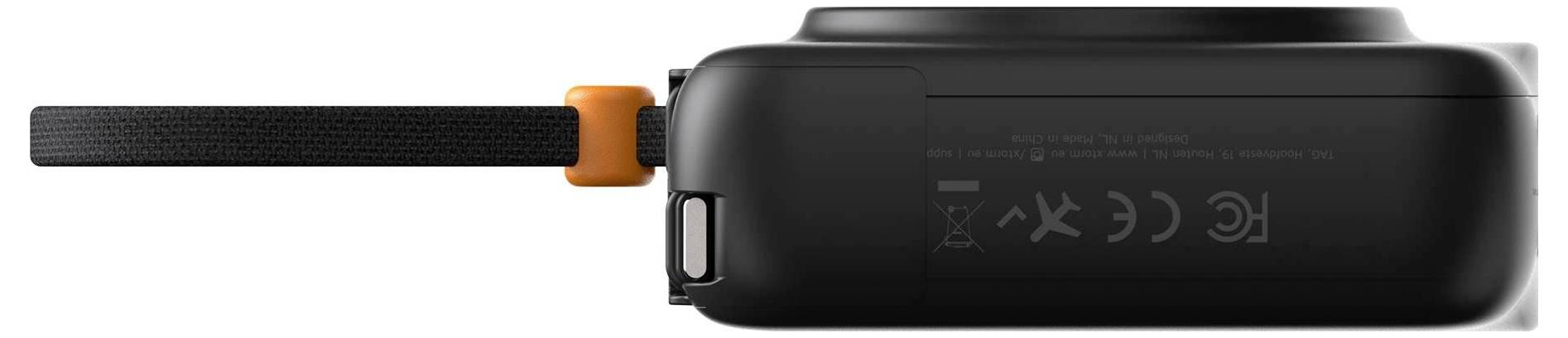 Schwarze Smartwatch mit dunklem Armband und orangefarbenem Akzent, in Seitenansicht auf weißem Hintergrund dargestellt.