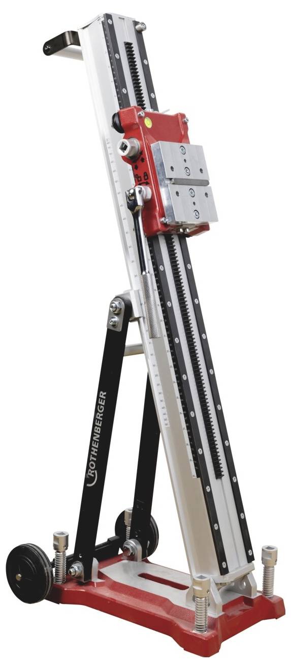 Verstellbarer rot-silberner mechanischer Hubständer mit einer hohen vertikalen Schiene, einer Kurbel und Stützbeinen auf einem Untergestell