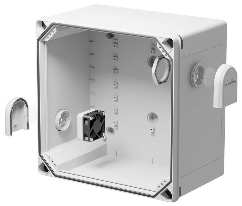 Offene graue Elektroschalttafel mit abgenommenem Scharnirtür, zeigt Innenmontierungspunkte, Lüfter, Lüftungsöffnungen und seitlichen Verriegelungsmechanismus.
