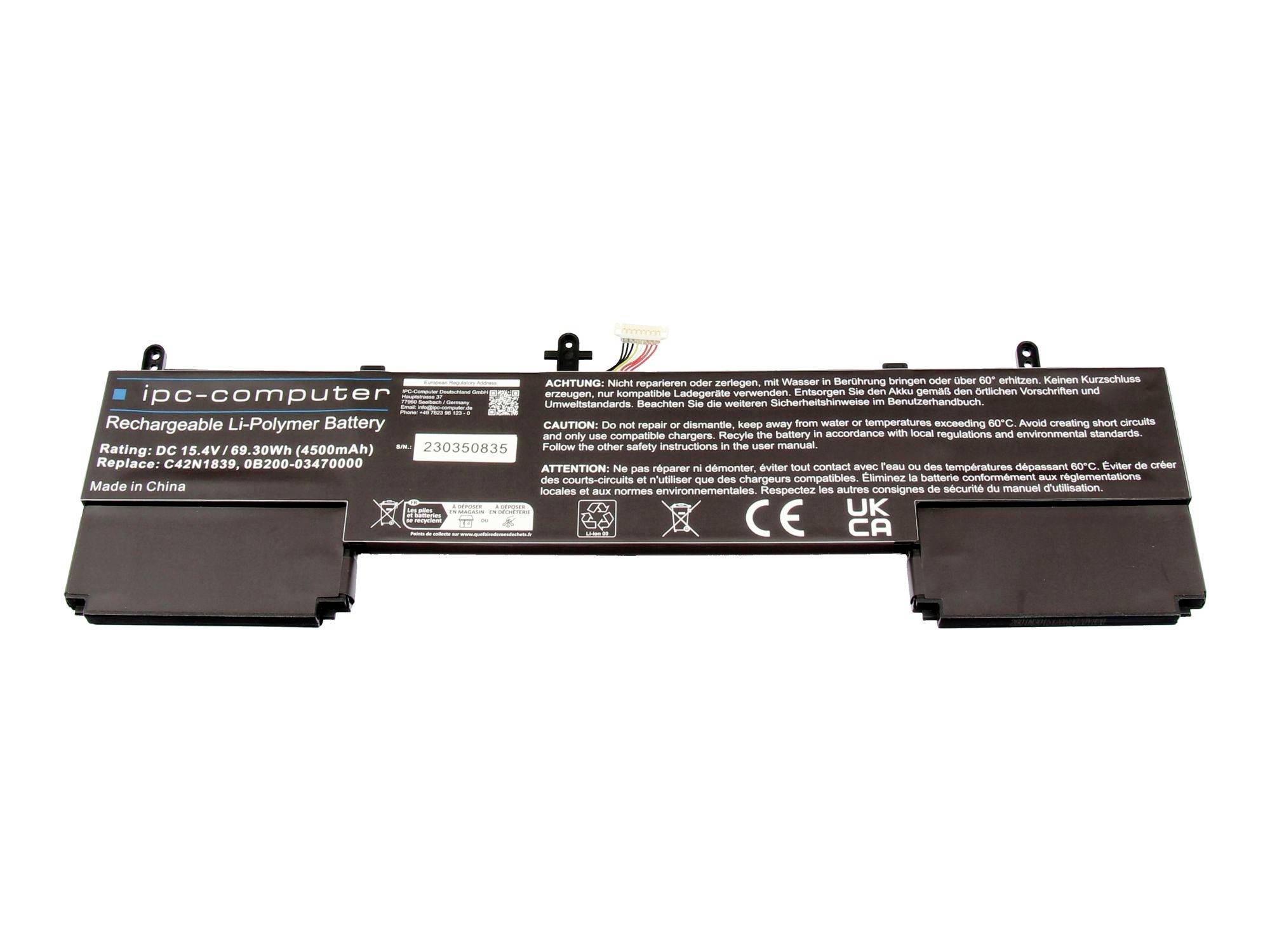 Lange schwarze wiederaufladbare Li-Ionen-Polymer-Laptop-Batterie mit Anschlussdrähten und Sicherheitsetiketten auf weißem Hintergrund.
