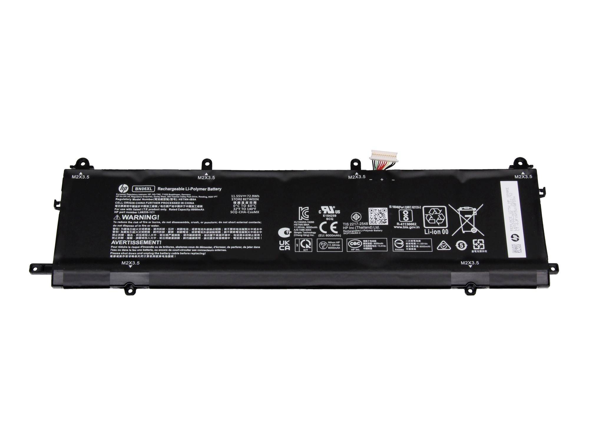 Schwarzes Laptop-Ersatz-Batteriepack mit gedruckten Sicherheitsetiketten und Verbindungskabel auf weißem Hintergrund.