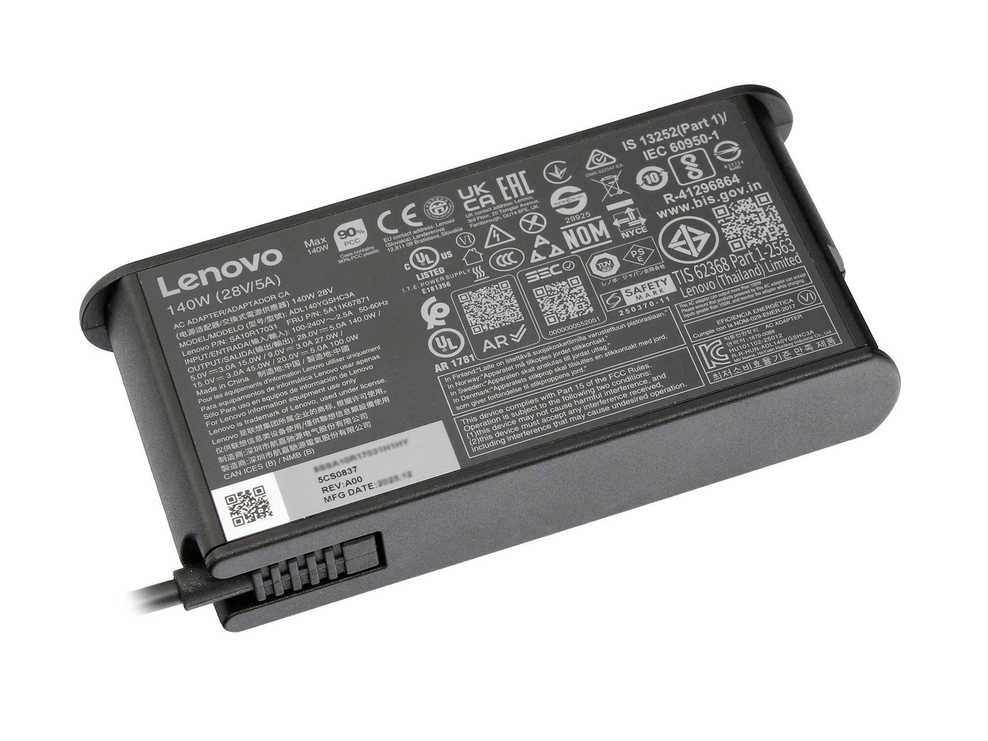 Lenovo-Laptop-Stromadapter mit angebrachtem Kabel, gezeigt auf weißem Hintergrund, Etikett nach oben.