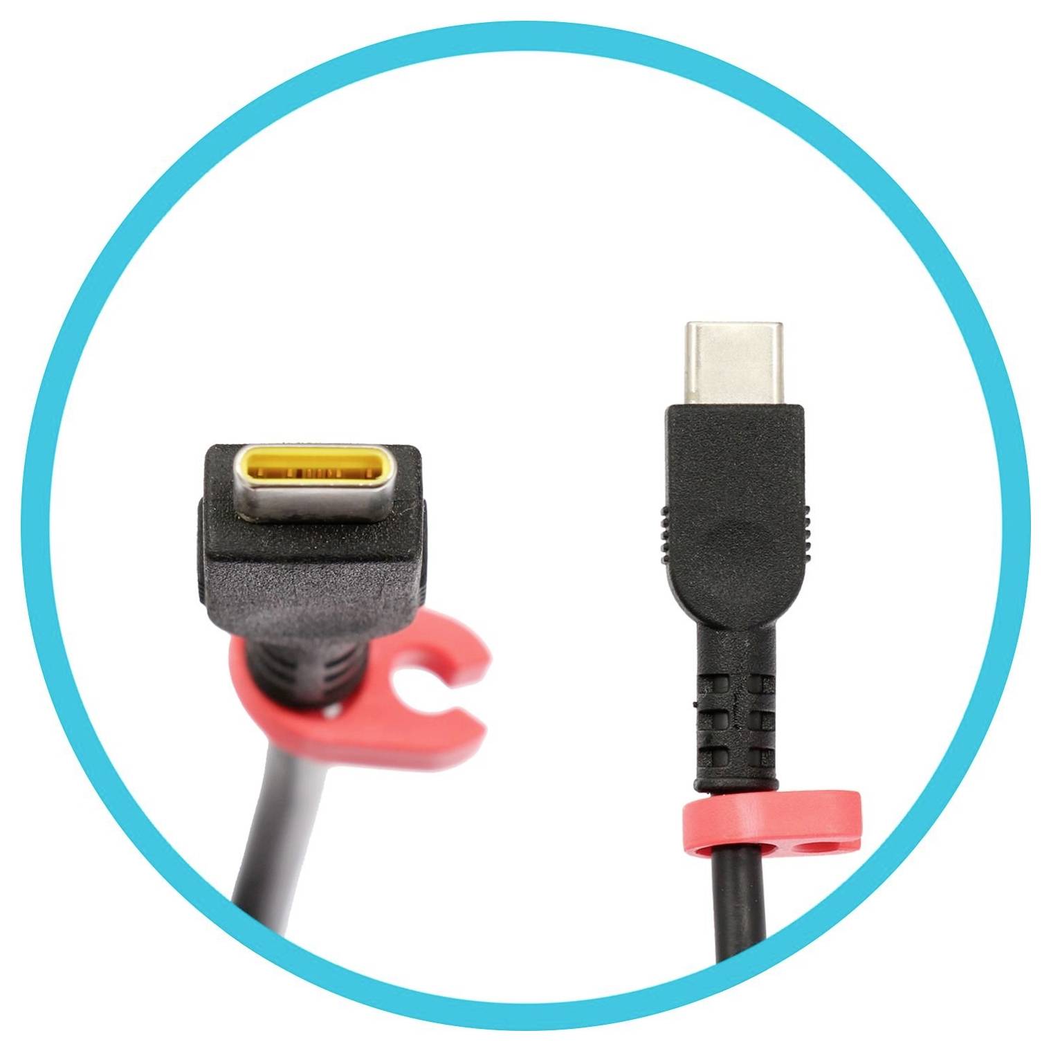 Nahaufnahme von zwei USB-C-Kabelenden, die nebeneinander gezeigt werden: ein Winkelstecker auf der linken Seite und ein gerader Stecker auf der rechten Seite.