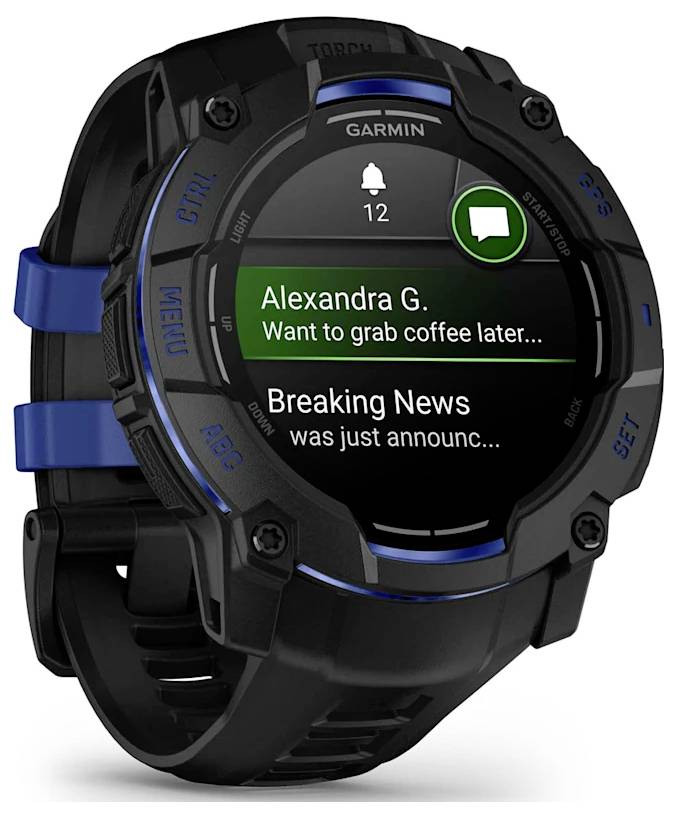 Rückansicht einer schwarzen Garmin Instinct Smartwatch mit robustem Armband, die den optischen Pulssensor und die Ladekontakte zeigt.