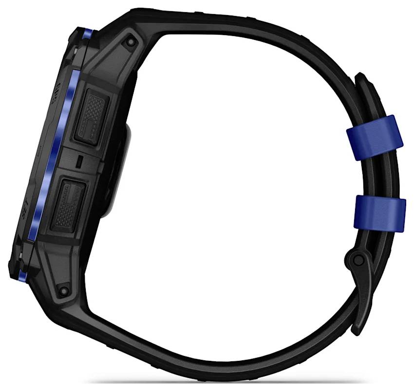 Schwarze digitale Armbanduhr mit rechteckigem Gehäuse und blauen Akzenten auf schwarzem Armband, Seitenansicht auf weißem Hintergrund.