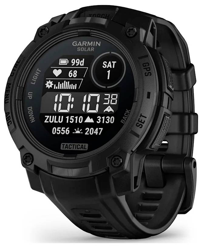 Schwarze Garmin Solar-GPS-Smartwatch in Schrägansicht, mit digitalem Display, das Zeit, Datum, Batterie, Herzfrequenz und Taktikmodus anzeigt.
