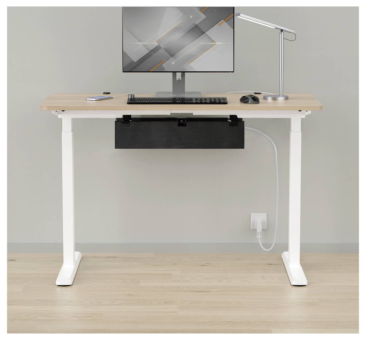 Minimalistischer Homeoffice-Schreibtisch mit Monitor, Tastatur, Maus, Lampe und Kabelmanagement vor einer schlichten Wand.