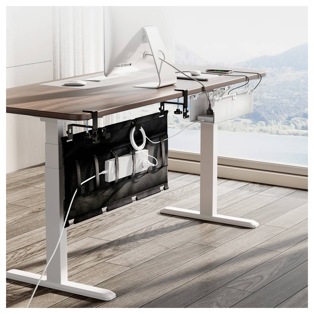 Moderner Stehschreibtisch mit Monitor und Kabelorganisatortaschen, dargestellt in einem hellen Büro neben einem großen Fenster.